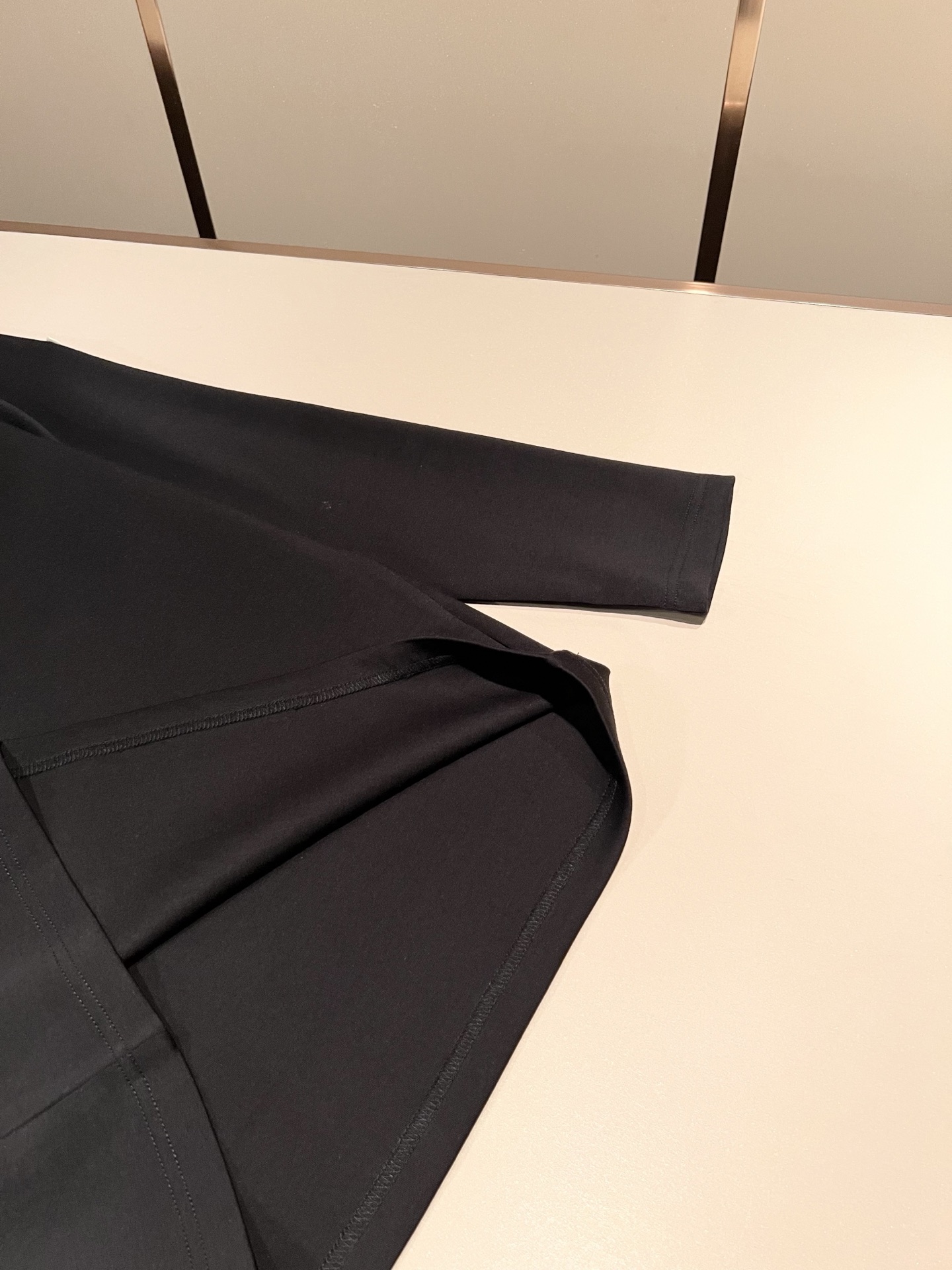 Moncler蒙口2026秋冬新款贸易订单长袖打底衫,全品相!!网红款!胸前logo图案刺绣设计!上身舒适透气,不僵硬, Moncler蒙口2026秋冬新款贸易订单长袖打底衫,全品相!!网红款!胸前logo图案刺绣设计!上身舒适透气,不僵硬,