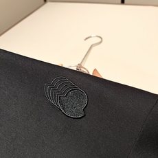 Moncler蒙口2026秋冬新款贸易订单长袖打底衫,全品相!!网红款!胸前logo图案刺绣设计!上身舒适透气,不僵硬, Moncler蒙口2026秋冬新款贸易订单长袖打底衫,全品相!!网红款!胸前logo图案刺绣设计!上身舒适透气,不僵硬,