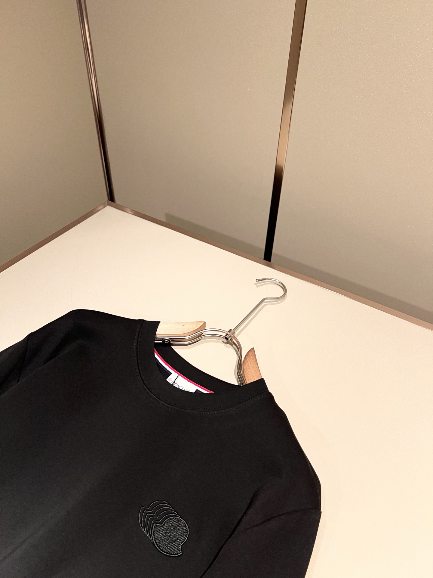 Moncler蒙口2026秋冬新款贸易订单长袖打底衫,全品相!!网红款!胸前logo图案刺绣设计!上身舒适透气,不僵硬, Moncler蒙口2026秋冬新款贸易订单长袖打底衫,全品相!!网红款!胸前logo图案刺绣设计!上身舒适透气,不僵硬,