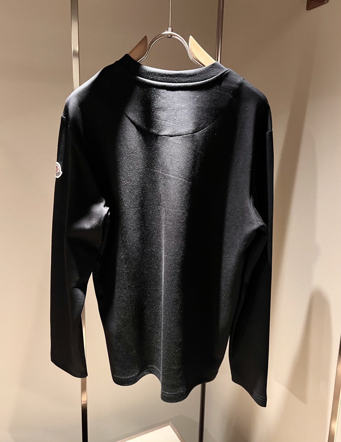 Moncler蒙口2026秋冬新款贸易订单长袖打底衫,全品相!!网红款!胸前logo图案刺绣设计!上身舒适透气,不僵硬, Moncler蒙口2026秋冬新款贸易订单长袖打底衫,全品相!!网红款!胸前logo图案刺绣设计!上身舒适透气,不僵硬,