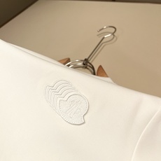 Moncler蒙口2026秋冬新款贸易订单长袖打底衫,全品相!!网红款!胸前logo图案刺绣设计!上身舒适透气,不僵硬, Moncler蒙口2026秋冬新款贸易订单长袖打底衫,全品相!!网红款!胸前logo图案刺绣设计!上身舒适透气,不僵硬,
