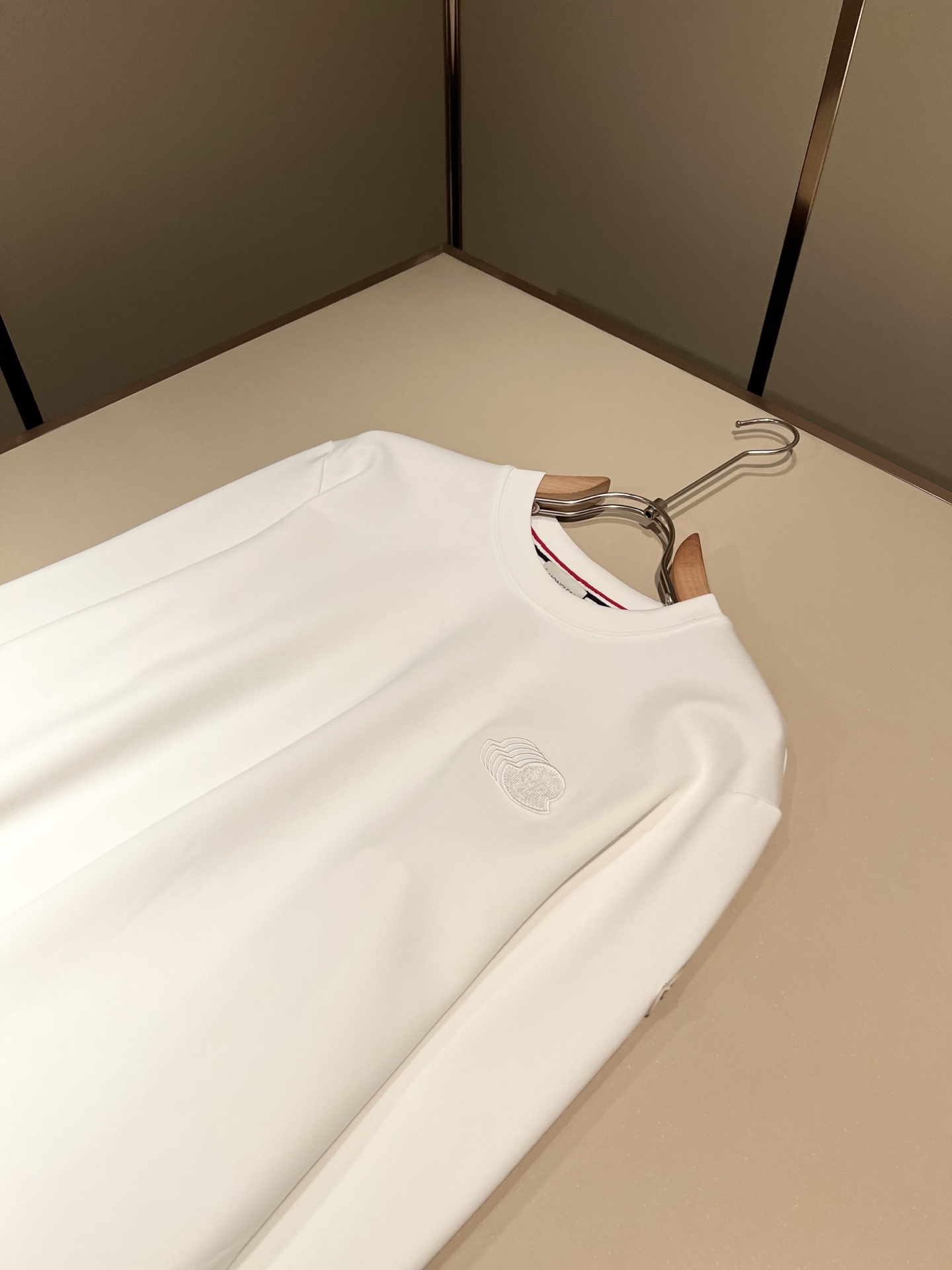 Moncler蒙口2026秋冬新款贸易订单长袖打底衫,全品相!!网红款!胸前logo图案刺绣设计!上身舒适透气,不僵硬, Moncler蒙口2026秋冬新款贸易订单长袖打底衫,全品相!!网红款!胸前logo图案刺绣设计!上身舒适透气,不僵硬,