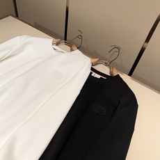 Moncler蒙口2026秋冬新款贸易订单长袖打底衫,全品相!!网红款!胸前logo图案刺绣设计!上身舒适透气,不僵硬, Moncler蒙口2026秋冬新款贸易订单长袖打底衫,全品相!!网红款!胸前logo图案刺绣设计!上身舒适透气,不僵硬,