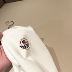 Moncler蒙口2026秋冬新款贸易订单长袖打底衫,全品相!!网红款!胸前logo图案刺绣设计!上身舒适透气,不僵硬, Moncler蒙口2026秋冬新款贸易订单长袖打底衫,全品相!!网红款!胸前logo图案刺绣设计!上身舒适透气,不僵硬,