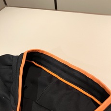 HERM*S爱*仕 2026秋冬男士高端休闲套装,海外贸易公司渠道订单 !上海恒隆店在售!高级、简约,工艺和用料方面都颇 HERM*S爱*仕 2026秋冬男士高端休闲套装,海外贸易公司渠道订单 !上海恒隆店在售!高级、简约,工艺和用料方面都颇