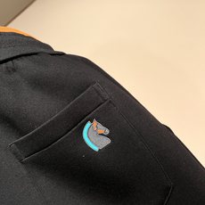 HERM*S爱*仕 2026秋冬男士高端休闲套装,海外贸易公司渠道订单 !上海恒隆店在售!高级、简约,工艺和用料方面都颇 HERM*S爱*仕 2026秋冬男士高端休闲套装,海外贸易公司渠道订单 !上海恒隆店在售!高级、简约,工艺和用料方面都颇