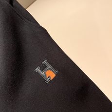 HERM*S爱*仕 2026秋冬男士高端休闲套装,海外贸易公司渠道订单 !上海恒隆店在售!高级、简约,工艺和用料方面都颇 HERM*S爱*仕 2026秋冬男士高端休闲套装,海外贸易公司渠道订单 !上海恒隆店在售!高级、简约,工艺和用料方面都颇