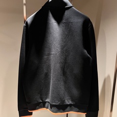 HERM*S爱*仕 2026秋冬男士高端休闲套装,海外贸易公司渠道订单 !上海恒隆店在售!高级、简约,工艺和用料方面都颇 HERM*S爱*仕 2026秋冬男士高端休闲套装,海外贸易公司渠道订单 !上海恒隆店在售!高级、简约,工艺和用料方面都颇