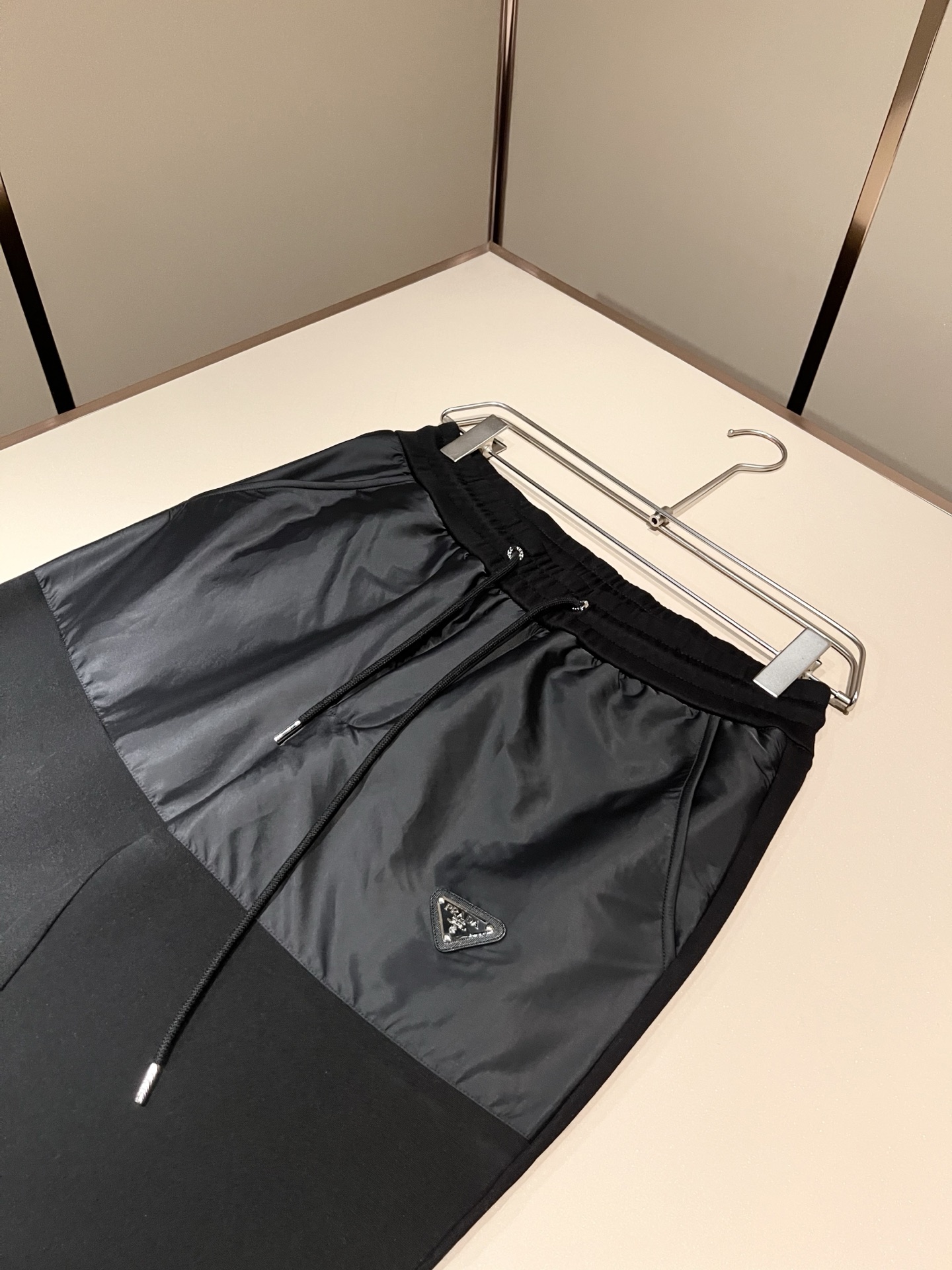 PRAD*A普*达 2026秋冬新款休闲套装,最新款全网独家首上!!~既经典有时尚百搭,谁不爱啊,将经典再次展现,非常的 PRAD*A普*达 2026秋冬新款休闲套装,最新款全网独家首上!!~既经典有时尚百搭,谁不爱啊,将经典再次展现,非常的