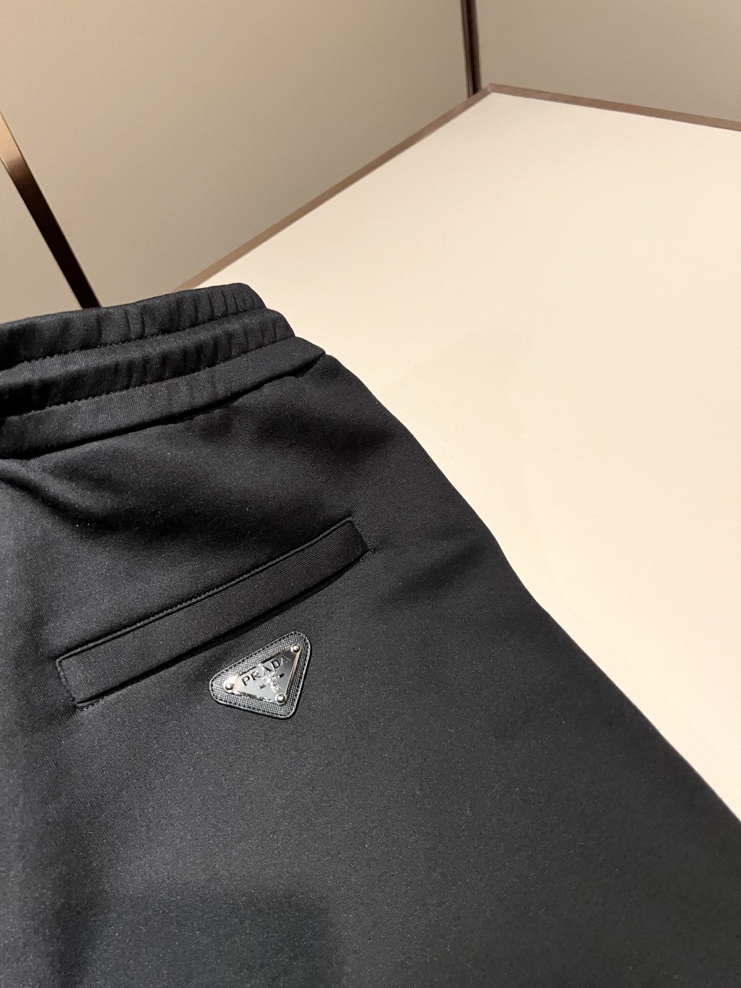 PRAD*A普*达 2026秋冬新款休闲套装,最新款全网独家首上!!~既经典有时尚百搭,谁不爱啊,将经典再次展现,非常的 PRAD*A普*达 2026秋冬新款休闲套装,最新款全网独家首上!!~既经典有时尚百搭,谁不爱啊,将经典再次展现,非常的