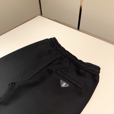 PRAD*A普*达 2026秋冬新款休闲套装,最新款全网独家首上!!~既经典有时尚百搭,谁不爱啊,将经典再次展现,非常的 PRAD*A普*达 2026秋冬新款休闲套装,最新款全网独家首上!!~既经典有时尚百搭,谁不爱啊,将经典再次展现,非常的