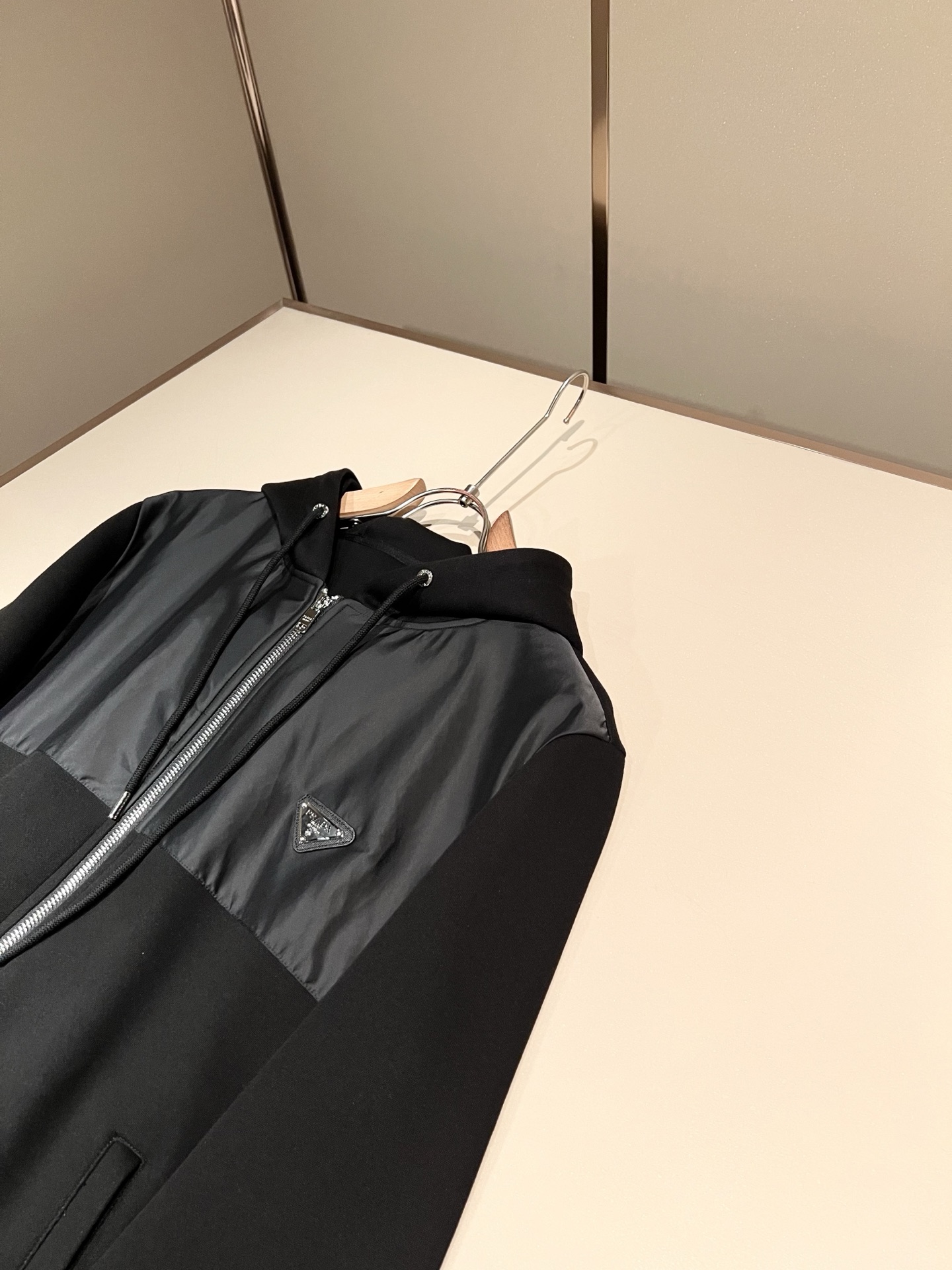 PRAD*A普*达 2026秋冬新款休闲套装,最新款全网独家首上!!~既经典有时尚百搭,谁不爱啊,将经典再次展现,非常的 PRAD*A普*达 2026秋冬新款休闲套装,最新款全网独家首上!!~既经典有时尚百搭,谁不爱啊,将经典再次展现,非常的