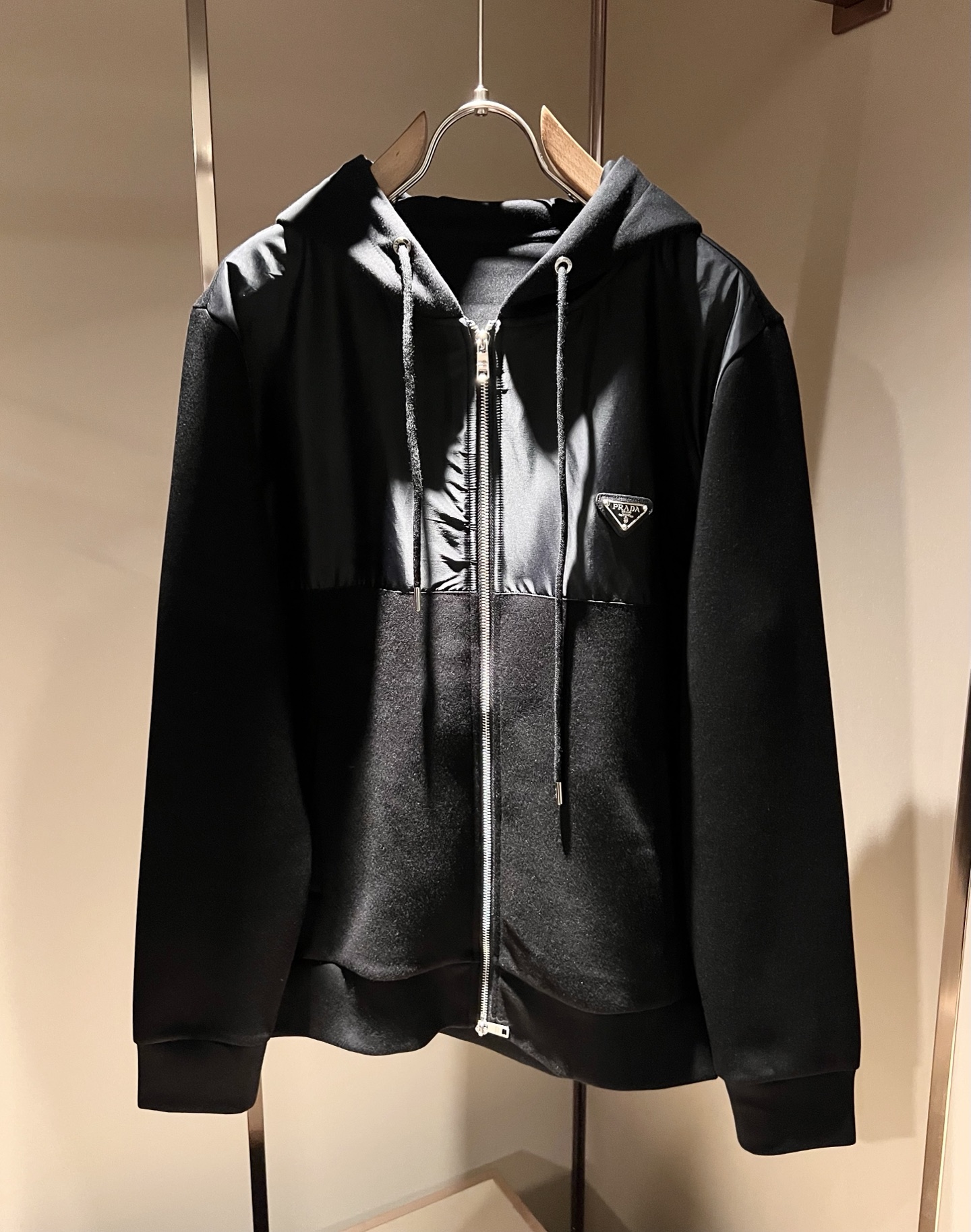 PRAD*A普*达 2026秋冬新款休闲套装,最新款全网独家首上!!~既经典有时尚百搭,谁不爱啊,将经典再次展现,非常的 PRAD*A普*达 2026秋冬新款休闲套装,最新款全网独家首上!!~既经典有时尚百搭,谁不爱啊,将经典再次展现,非常的