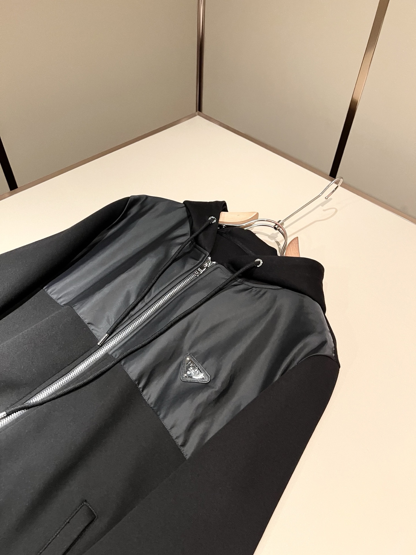 PRAD*A普*达 2026秋冬新款休闲套装,最新款全网独家首上!!~既经典有时尚百搭,谁不爱啊,将经典再次展现,非常的 PRAD*A普*达 2026秋冬新款休闲套装,最新款全网独家首上!!~既经典有时尚百搭,谁不爱啊,将经典再次展现,非常的
