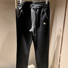 Bur*erry 巴*莉 2026秋冬新款男士休闲套装,品牌最新设计元素!既不单调也不复杂,好处的展现品味!客供顶级纯棉 Bur*erry 巴*莉 2026秋冬新款男士休闲套装,品牌最新设计元素!既不单调也不复杂,好处的展现品味!客供顶级纯棉