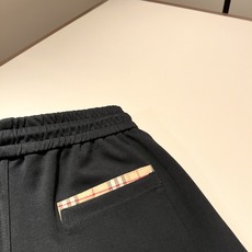 Bur*erry 巴*莉 2026秋冬新款男士休闲套装,品牌最新设计元素!既不单调也不复杂,好处的展现品味!客供顶级纯棉 Bur*erry 巴*莉 2026秋冬新款男士休闲套装,品牌最新设计元素!既不单调也不复杂,好处的展现品味!客供顶级纯棉