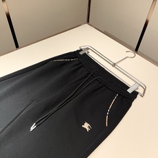 Bur*erry 巴*莉 2026秋冬新款男士休闲套装,品牌最新设计元素!既不单调也不复杂,好处的展现品味!客供顶级纯棉 Bur*erry 巴*莉 2026秋冬新款男士休闲套装,品牌最新设计元素!既不单调也不复杂,好处的展现品味!客供顶级纯棉
