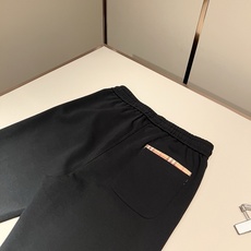Bur*erry 巴*莉 2026秋冬新款男士休闲套装,品牌最新设计元素!既不单调也不复杂,好处的展现品味!客供顶级纯棉 Bur*erry 巴*莉 2026秋冬新款男士休闲套装,品牌最新设计元素!既不单调也不复杂,好处的展现品味!客供顶级纯棉