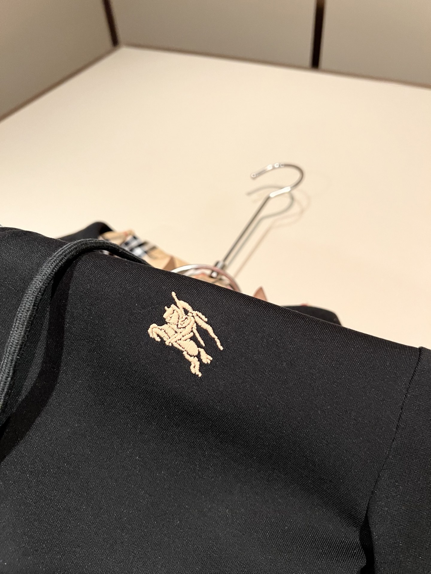 Bur*erry 巴*莉 2026秋冬新款男士休闲套装,品牌最新设计元素!既不单调也不复杂,好处的展现品味!客供顶级纯棉 Bur*erry 巴*莉 2026秋冬新款男士休闲套装,品牌最新设计元素!既不单调也不复杂,好处的展现品味!客供顶级纯棉