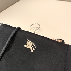 Bur*erry 巴*莉 2026秋冬新款男士休闲套装,品牌最新设计元素!既不单调也不复杂,好处的展现品味!客供顶级纯棉 Bur*erry 巴*莉 2026秋冬新款男士休闲套装,品牌最新设计元素!既不单调也不复杂,好处的展现品味!客供顶级纯棉