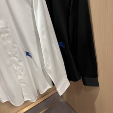 Bur*erry 巴*莉 2026秋季新款男士衬衣,品牌最新设计元素!既不单调也不复杂,恰到好处的展现品味!衣身logo Bur*erry 巴*莉 2026秋季新款男士衬衣,品牌最新设计元素!既不单调也不复杂,恰到好处的展现品味!衣身logo