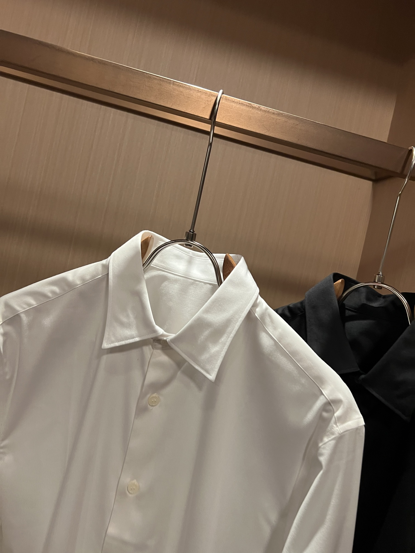 Bur*erry 巴*莉 2026秋季新款男士衬衣,品牌最新设计元素!既不单调也不复杂,恰到好处的展现品味!衣身logo Bur*erry 巴*莉 2026秋季新款男士衬衣,品牌最新设计元素!既不单调也不复杂,恰到好处的展现品味!衣身logo