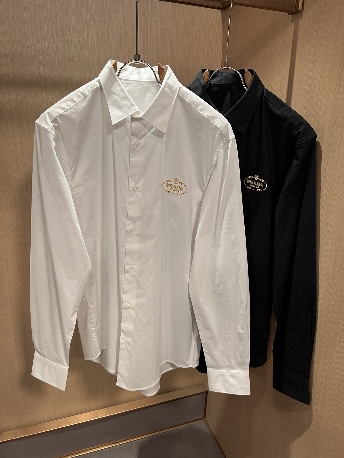 PRAD*A普*达2026秋季新款休闲男士衬衣,最新时尚休闲logo刺绣修饰!贸易公司渠道稀出,同步官网发售,最为期待的 PRAD*A普*达2026秋季新款休闲男士衬衣,最新时尚休闲logo刺绣修饰!贸易公司渠道稀出,同步官网发售,最为期待的