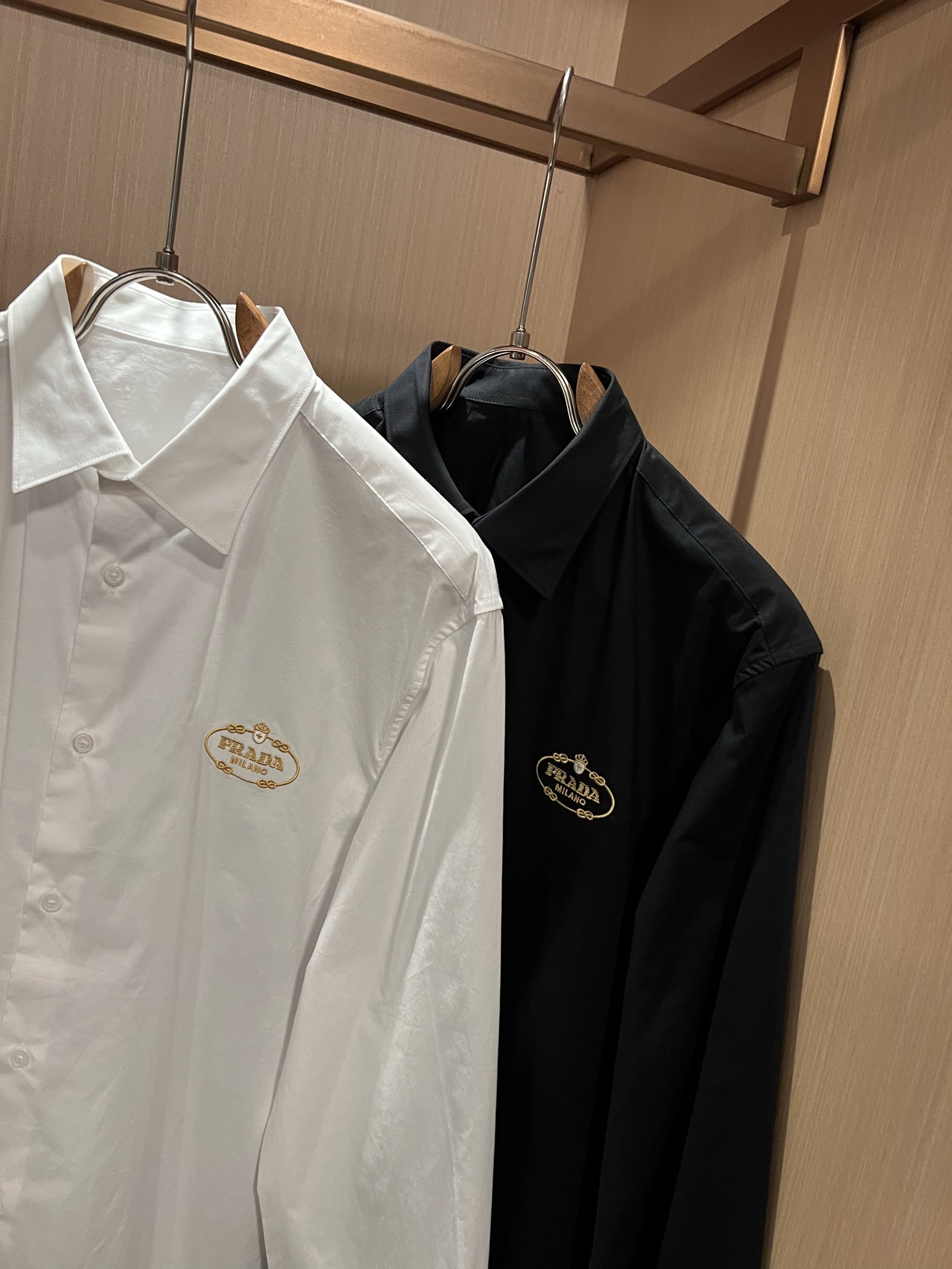 PRAD*A普*达2026秋季新款休闲男士衬衣,最新时尚休闲logo刺绣修饰!贸易公司渠道稀出,同步官网发售,最为期待的 PRAD*A普*达2026秋季新款休闲男士衬衣,最新时尚休闲logo刺绣修饰!贸易公司渠道稀出,同步官网发售,最为期待的