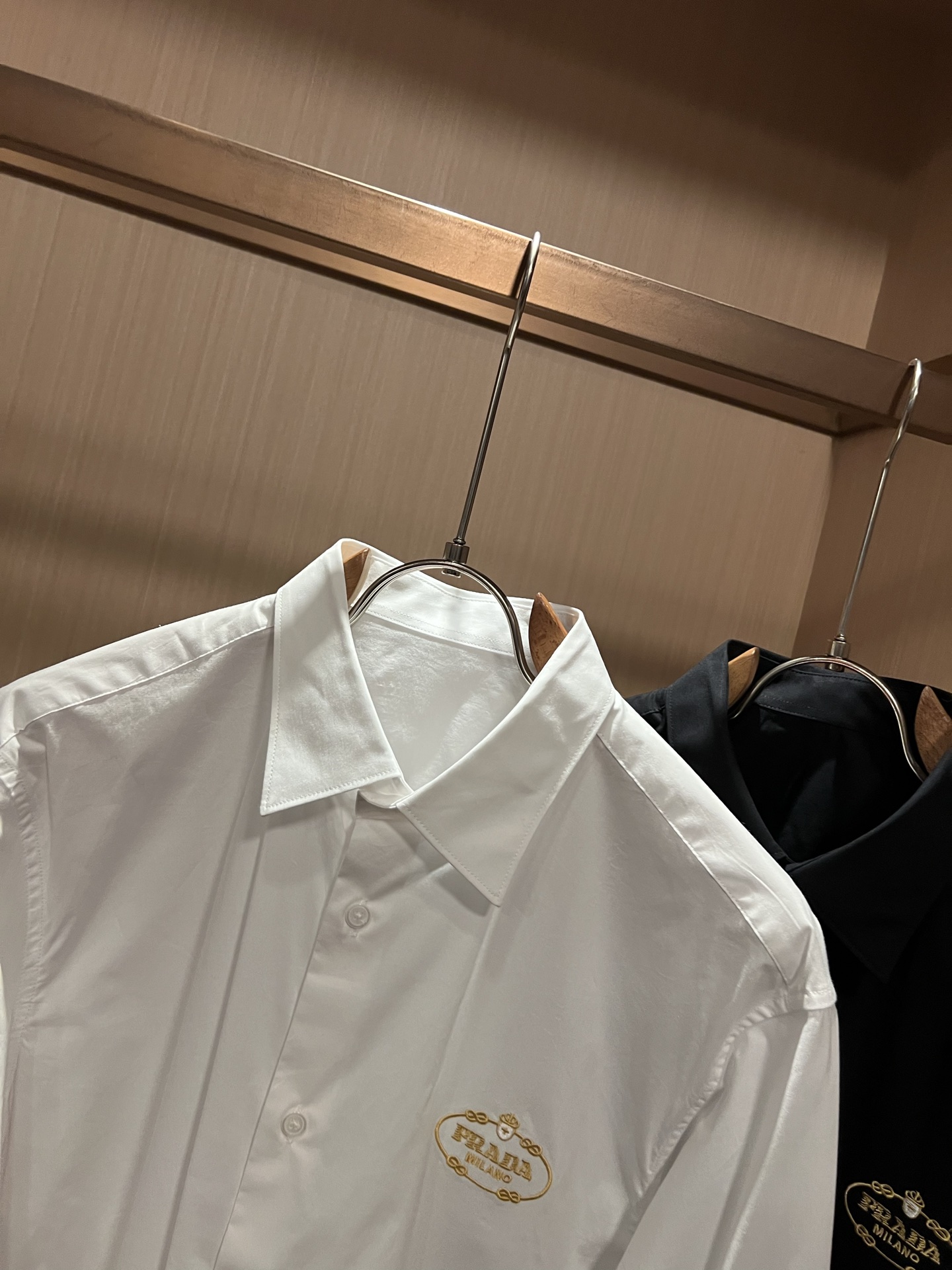 PRAD*A普*达2026秋季新款休闲男士衬衣,最新时尚休闲logo刺绣修饰!贸易公司渠道稀出,同步官网发售,最为期待的 PRAD*A普*达2026秋季新款休闲男士衬衣,最新时尚休闲logo刺绣修饰!贸易公司渠道稀出,同步官网发售,最为期待的