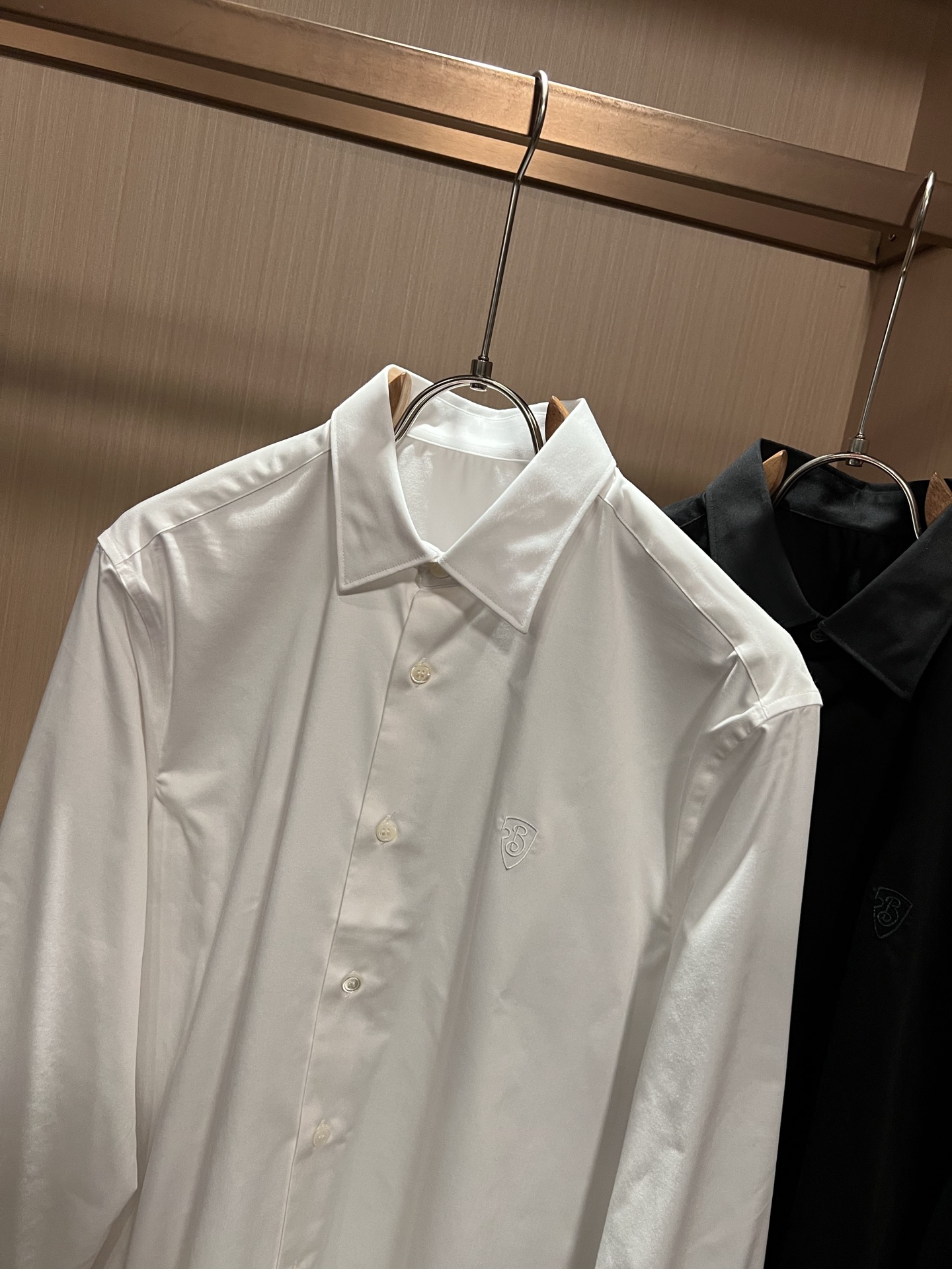 Bur*erry 巴*莉 2026秋季新款男士衬衣，品牌最新设计元素！既不单调也不复杂,恰到好处的展现品味！胸前logo