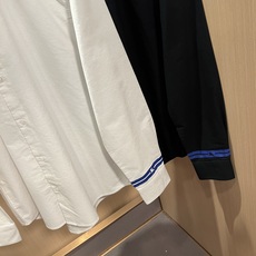 Bur*erry 巴*莉 2026秋季新款男士衬衣,品牌最新设计元素!既不单调也不复杂,恰到好处的展现品味!袖子logo Bur*erry 巴*莉 2026秋季新款男士衬衣,品牌最新设计元素!既不单调也不复杂,恰到好处的展现品味!袖子logo