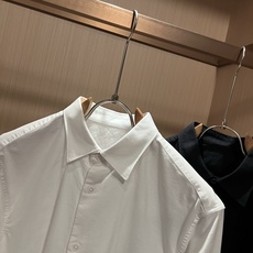 Bur*erry 巴*莉 2026秋季新款男士衬衣,品牌最新设计元素!既不单调也不复杂,恰到好处的展现品味!袖子logo Bur*erry 巴*莉 2026秋季新款男士衬衣,品牌最新设计元素!既不单调也不复杂,恰到好处的展现品味!袖子logo
