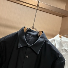 Bur*erry 巴*莉 2026秋季新款男士衬衣,品牌最新设计元素!既不单调也不复杂,恰到好处的展现品味!袖子logo Bur*erry 巴*莉 2026秋季新款男士衬衣,品牌最新设计元素!既不单调也不复杂,恰到好处的展现品味!袖子logo