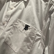 Bur*erry 巴*莉 2026秋季新款男士衬衣,品牌最新设计元素!既不单调也不复杂,恰到好处的展现品味!胸前logo Bur*erry 巴*莉 2026秋季新款男士衬衣,品牌最新设计元素!既不单调也不复杂,恰到好处的展现品味!胸前logo