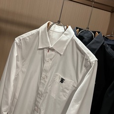 Bur*erry 巴*莉 2026秋季新款男士衬衣,品牌最新设计元素!既不单调也不复杂,恰到好处的展现品味!胸前logo Bur*erry 巴*莉 2026秋季新款男士衬衣,品牌最新设计元素!既不单调也不复杂,恰到好处的展现品味!胸前logo