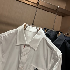 Bur*erry 巴*莉 2026秋季新款男士衬衣,品牌最新设计元素!既不单调也不复杂,恰到好处的展现品味!胸前logo Bur*erry 巴*莉 2026秋季新款男士衬衣,品牌最新设计元素!既不单调也不复杂,恰到好处的展现品味!胸前logo