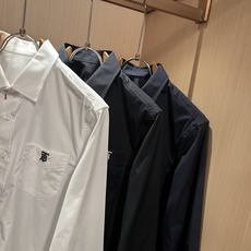 Bur*erry 巴*莉 2026秋季新款男士衬衣,品牌最新设计元素!既不单调也不复杂,恰到好处的展现品味!胸前logo Bur*erry 巴*莉 2026秋季新款男士衬衣,品牌最新设计元素!既不单调也不复杂,恰到好处的展现品味!胸前logo