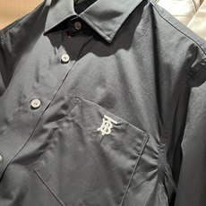 Bur*erry 巴*莉 2026秋季新款男士衬衣,品牌最新设计元素!既不单调也不复杂,恰到好处的展现品味!胸前logo Bur*erry 巴*莉 2026秋季新款男士衬衣,品牌最新设计元素!既不单调也不复杂,恰到好处的展现品味!胸前logo