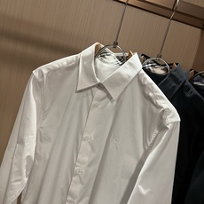 Bur*erry 巴*莉 2026秋季新款男士衬衣,品牌最新设计元素!既不单调也不复杂,恰到好处的展现品味!胸前logo Bur*erry 巴*莉 2026秋季新款男士衬衣,品牌最新设计元素!既不单调也不复杂,恰到好处的展现品味!胸前logo