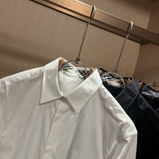 Bur*erry 巴*莉 2026秋季新款男士衬衣,品牌最新设计元素!既不单调也不复杂,恰到好处的展现品味!胸前logo Bur*erry 巴*莉 2026秋季新款男士衬衣,品牌最新设计元素!既不单调也不复杂,恰到好处的展现品味!胸前logo
