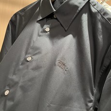 Bur*erry 巴*莉 2026秋季新款男士衬衣,品牌最新设计元素!既不单调也不复杂,恰到好处的展现品味!胸前logo Bur*erry 巴*莉 2026秋季新款男士衬衣,品牌最新设计元素!既不单调也不复杂,恰到好处的展现品味!胸前logo