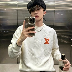 Louis Vuit*on 2026秋冬路易家族轻奢针织羊毛衫!男女同款👫装饰! 路易家族的新高端,细节品质永远的那么完 Louis Vuit*on 2026秋冬路易家族轻奢针织羊毛衫!男女同款👫装饰! 路易家族的新高端,细节品质永远的那么完