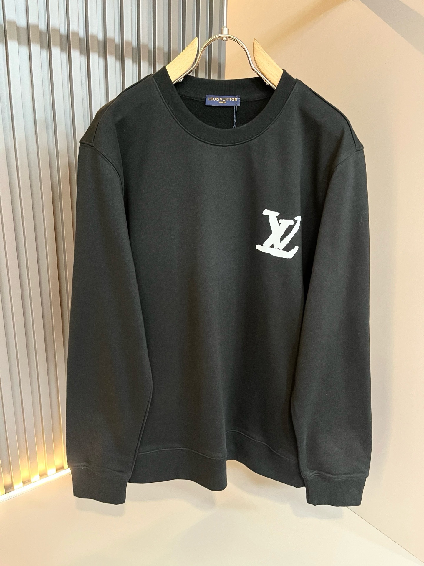 LouisVuitt*路易*登 2026秋冬卫衣全新系列单品上线,非常时髦前卫的一款男女同款短袖T恤,标识logo图案印 LouisVuitt*路易*登 2026秋冬卫衣全新系列单品上线,非常时髦前卫的一款男女同款短袖T恤,标识logo图案印
