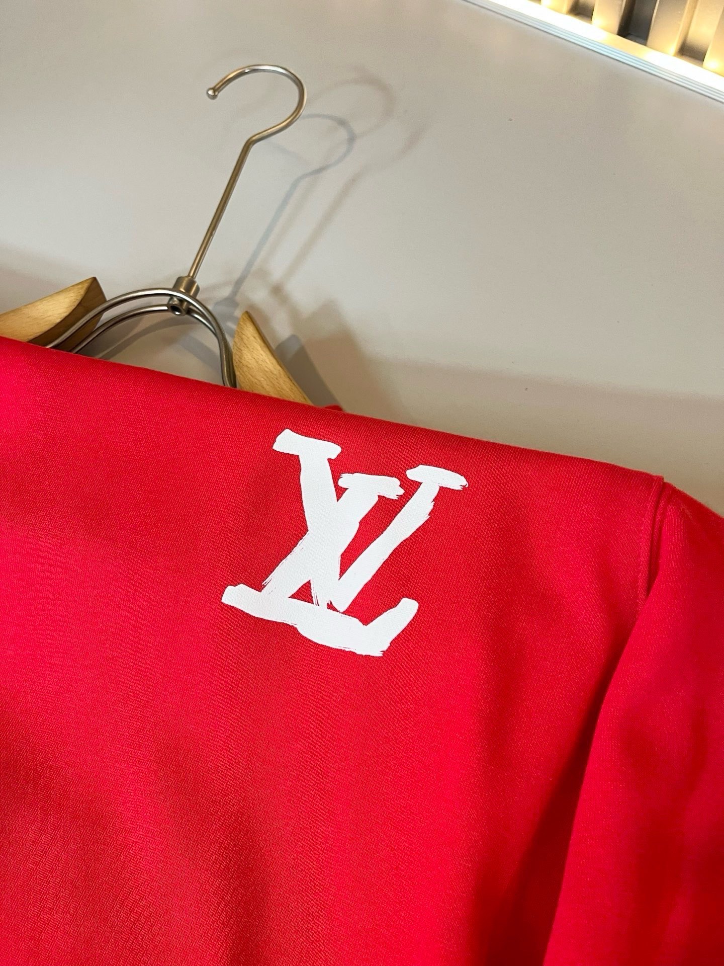 LouisVuitt*路易*登 2026秋冬卫衣全新系列单品上线,非常时髦前卫的一款男女同款短袖T恤,标识logo图案印 LouisVuitt*路易*登 2026秋冬卫衣全新系列单品上线,非常时髦前卫的一款男女同款短袖T恤,标识logo图案印