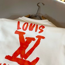 LouisVuitt*路易*登 2026秋冬卫衣全新系列单品上线,非常时髦前卫的一款男女同款短袖T恤,标识logo图案印 LouisVuitt*路易*登 2026秋冬卫衣全新系列单品上线,非常时髦前卫的一款男女同款短袖T恤,标识logo图案印