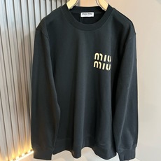 MIUMIU 谬谬 2026秋冬新款男女同款👫卫衣,品牌最新设计元素!既不单调也不复杂,恰到好处的展现品味!客供顶级纯棉 MIUMIU 谬谬 2026秋冬新款男女同款👫卫衣,品牌最新设计元素!既不单调也不复杂,恰到好处的展现品味!客供顶级纯棉