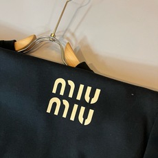 MIUMIU 谬谬 2026秋冬新款男女同款👫卫衣,品牌最新设计元素!既不单调也不复杂,恰到好处的展现品味!客供顶级纯棉 MIUMIU 谬谬 2026秋冬新款男女同款👫卫衣,品牌最新设计元素!既不单调也不复杂,恰到好处的展现品味!客供顶级纯棉