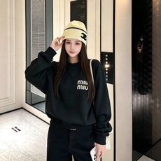 MIUMIU 谬谬 2026秋冬新款男女同款👫卫衣,品牌最新设计元素!既不单调也不复杂,恰到好处的展现品味!客供顶级纯棉 MIUMIU 谬谬 2026秋冬新款男女同款👫卫衣,品牌最新设计元素!既不单调也不复杂,恰到好处的展现品味!客供顶级纯棉