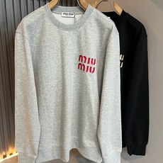MIUMIU 谬谬 2026秋冬新款男女同款👫卫衣,品牌最新设计元素!既不单调也不复杂,恰到好处的展现品味!客供顶级纯棉 MIUMIU 谬谬 2026秋冬新款男女同款👫卫衣,品牌最新设计元素!既不单调也不复杂,恰到好处的展现品味!客供顶级纯棉