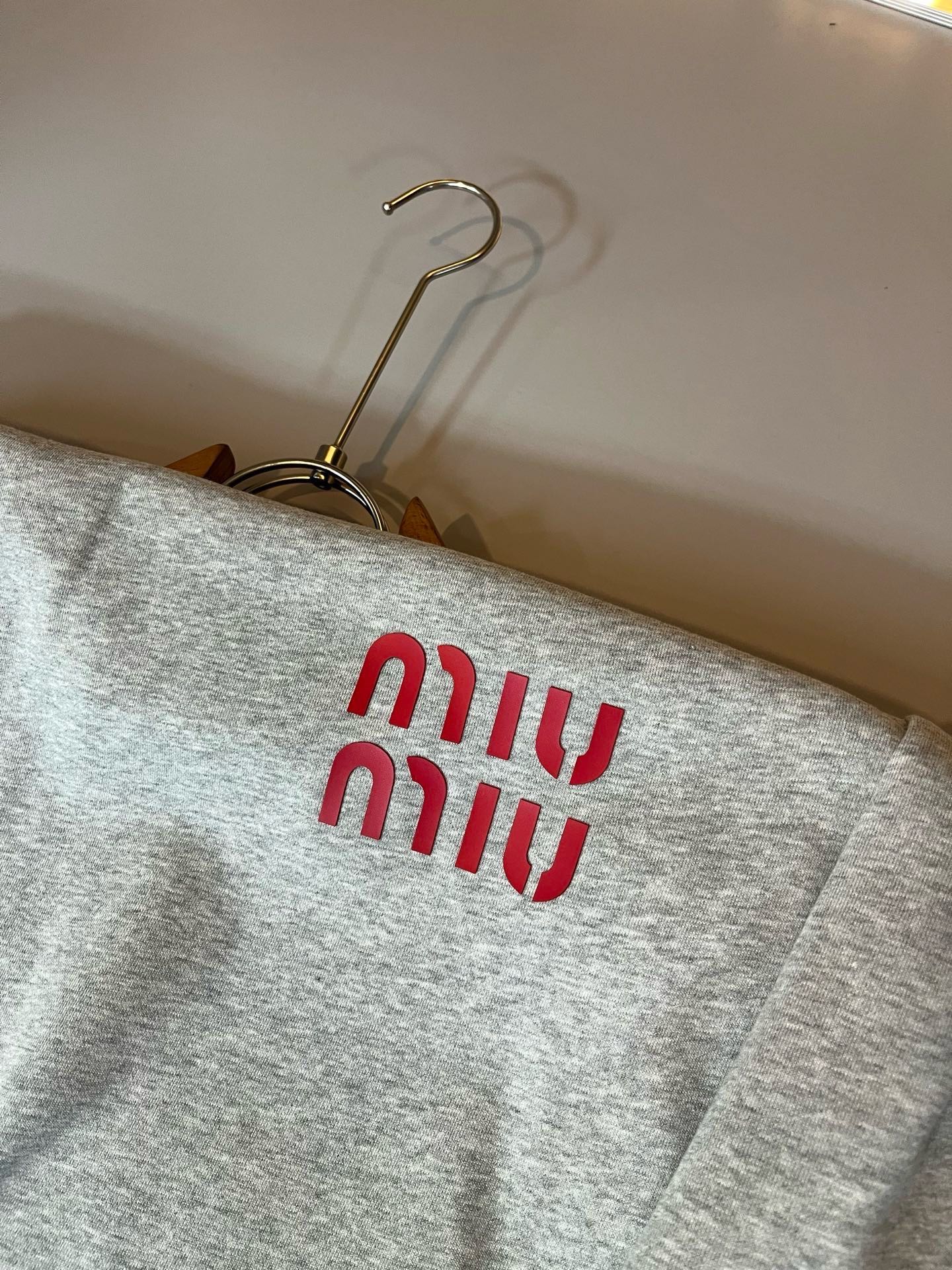 MIUMIU 谬谬 2026秋冬新款男女同款👫卫衣,品牌最新设计元素!既不单调也不复杂,恰到好处的展现品味!客供顶级纯棉 MIUMIU 谬谬 2026秋冬新款男女同款👫卫衣,品牌最新设计元素!既不单调也不复杂,恰到好处的展现品味!客供顶级纯棉